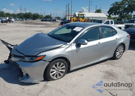 2020 Toyota Camry Le z USA, uszkodzony, nr VIN 4T1C11AKXLU975968